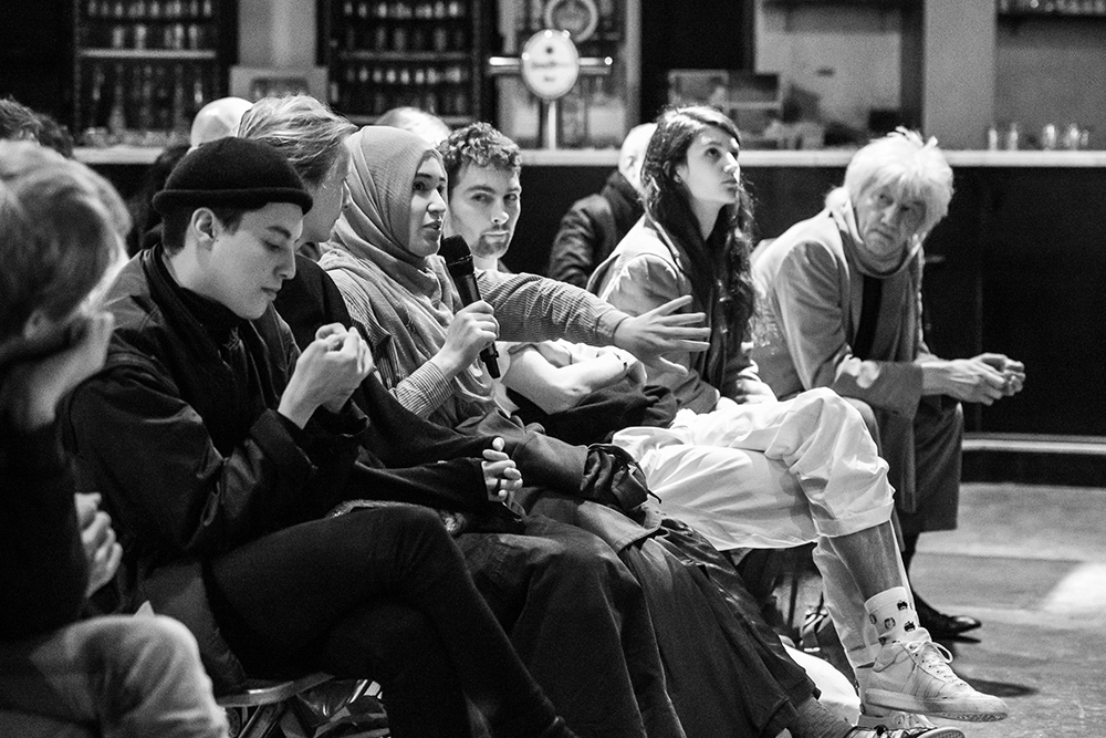 Schüler*innen im Austausch über Dokumentarfilme